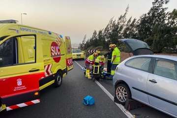 Bomberos de Telde intervienen en un choque frontal entre dos vehículos en El Carrizal/TA.