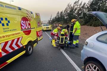 Bomberos de Telde intervienen en un choque frontal entre dos vehículos en El Carrizal/TA.