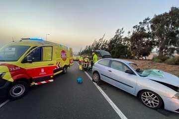 Bomberos de Telde intervienen en un choque frontal entre dos vehículos en El Carrizal/TA.