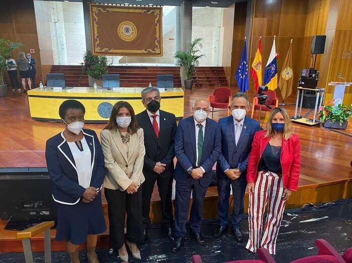 La alcaldesa Carmen Hernández coincidió con el presidente grancanario Antonio Morales y el vicepresidente canario Román Rodríguez / TA