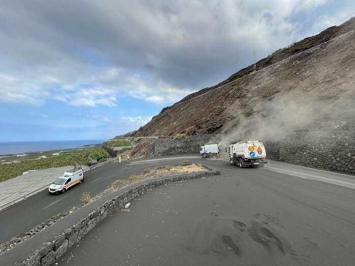 Vehículos del Cabildo de Gran Canaria limpiando la carretera de Puerto Naos / TA