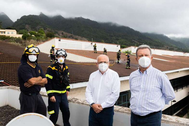 Morales mantuvo encuentro con los bomberos y al personal de obras públicas desplazado desde Gran Canaria para ayudar en la emergencia / TA
