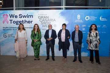 'Nadamos Juntas', un desfile benéfico por el Día Internacional del Cáncer de Mama/TA y Antonio Alí.