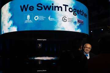 'Nadamos Juntas', un desfile benéfico por el Día Internacional del Cáncer de Mama/TA y Antonio Alí.