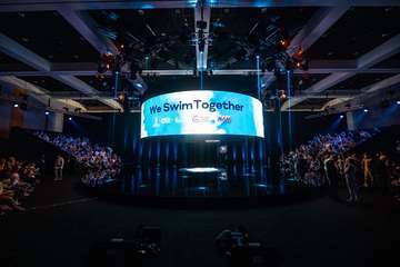 'Nadamos Juntas', un desfile benéfico por el Día Internacional del Cáncer de Mama/TA y Antonio Alí.