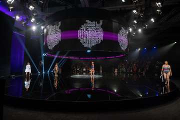 'Nadamos Juntas', un desfile benéfico por el Día Internacional del Cáncer de Mama/TA y Antonio Alí.