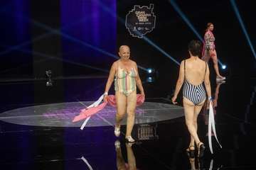 'Nadamos Juntas', un desfile benéfico por el Día Internacional del Cáncer de Mama/TA y Antonio Alí.