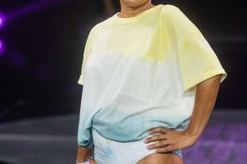 'Nadamos Juntas', un desfile benéfico por el Día Internacional del Cáncer de Mama/TA y Antonio Alí.