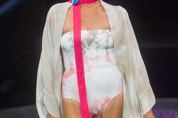 'Nadamos Juntas', un desfile benéfico por el Día Internacional del Cáncer de Mama/TA y Antonio Alí.