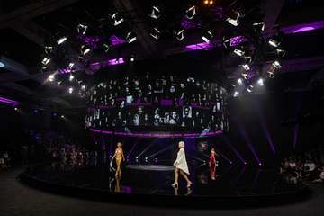 'Nadamos Juntas', un desfile benéfico por el Día Internacional del Cáncer de Mama/TA y Antonio Alí.