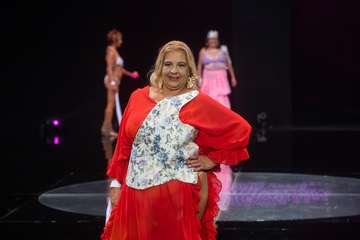 'Nadamos Juntas', un desfile benéfico por el Día Internacional del Cáncer de Mama/TA y Antonio Alí.