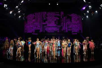 'Nadamos Juntas', un desfile benéfico por el Día Internacional del Cáncer de Mama/TA y Antonio Alí.