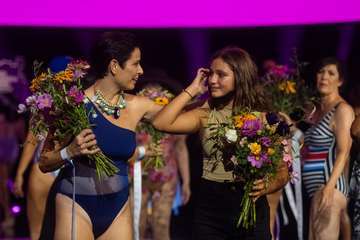'Nadamos Juntas', un desfile benéfico por el Día Internacional del Cáncer de Mama/TA y Antonio Alí.