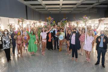 'Nadamos Juntas', un desfile benéfico por el Día Internacional del Cáncer de Mama/TA y Antonio Alí.