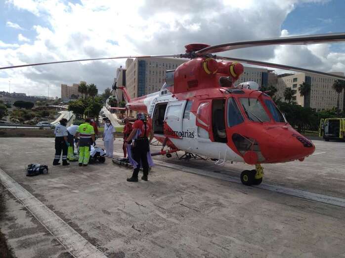 Momento de la llegada del helicóptero a la helisuperficie del Hospital Doctor Negrín/112
