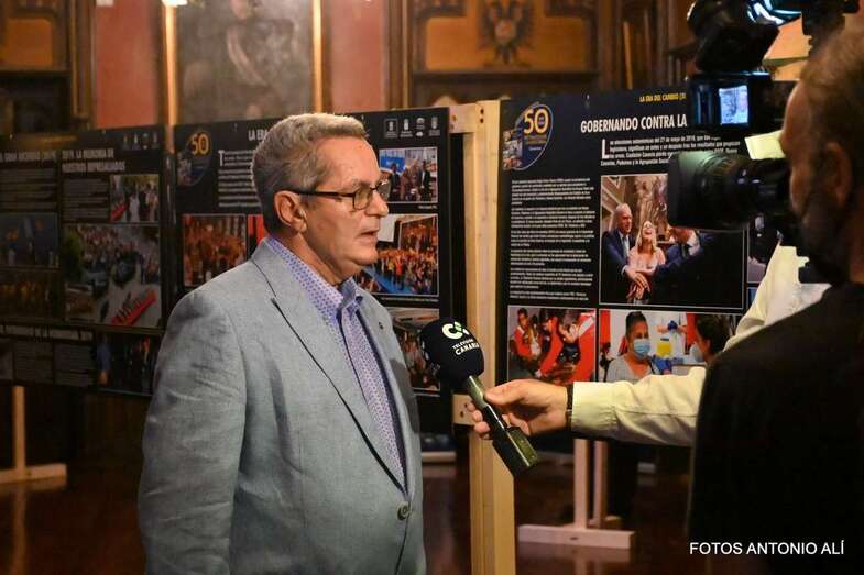Francisco González, junto a la exposición que se exhibe en la capital grancanaria/Antonio Alí.