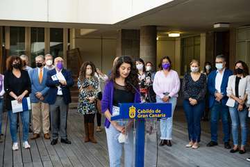 El Cabildo promueve la unidad para luchar contra las violencias machistas en el acto institucional por el 25N/TA.