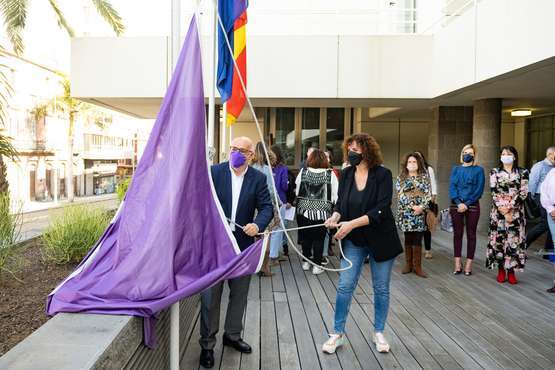El Cabildo promueve la unidad para luchar contra las violencias machistas en el acto institucional por el 25N/TA.
