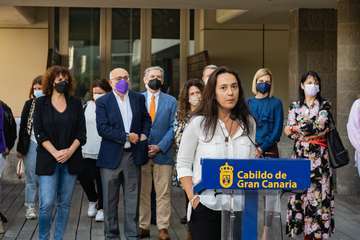 El Cabildo promueve la unidad para luchar contra las violencias machistas en el acto institucional por el 25N/TA.