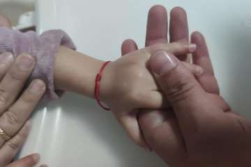 Marta, una niña de 3 años con una enfermedad rara única en el mundo, pide ayuda porque necesita un coche adaptado/TA.