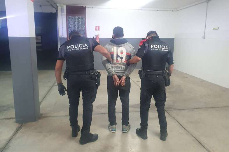 El detenido con dos agentes de la Policía Canaria/TA.