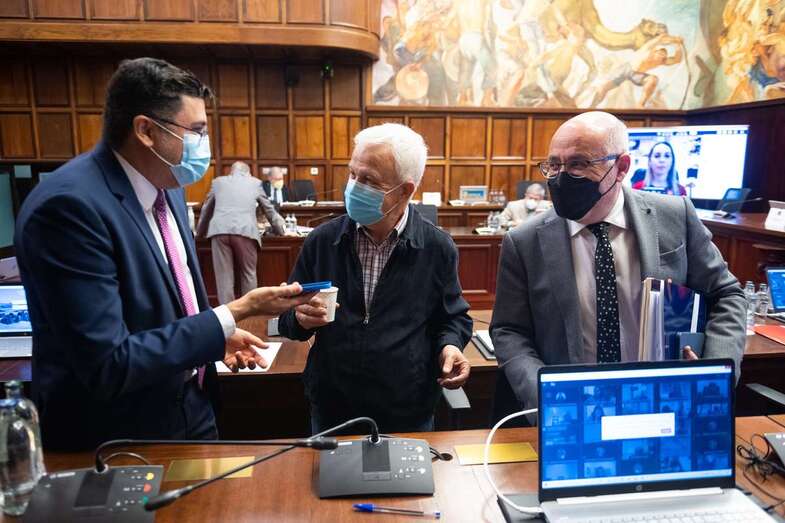 Miembros del Gobierno insular conversan antes  del Pleno de este martes/TA.