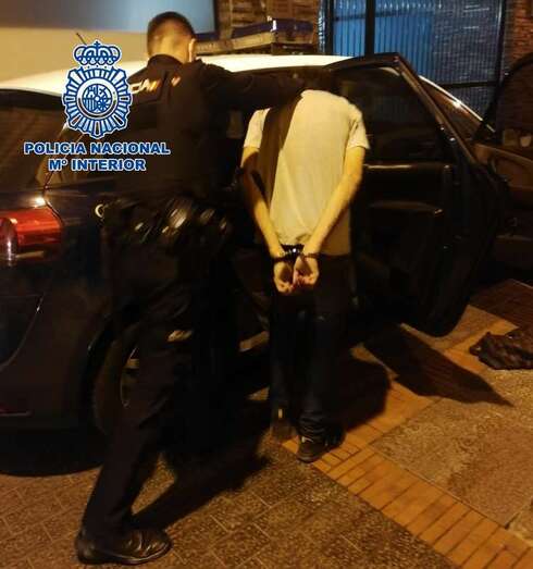 Momento de la detención del agresor por agentes de la Policía Nacional/TA.