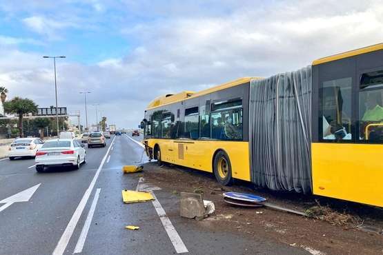 Cuatro heridos tras salirse de la vía una guagua en la avenida marítima de la capital grancanaria/TA y Policía Local de LPGC.