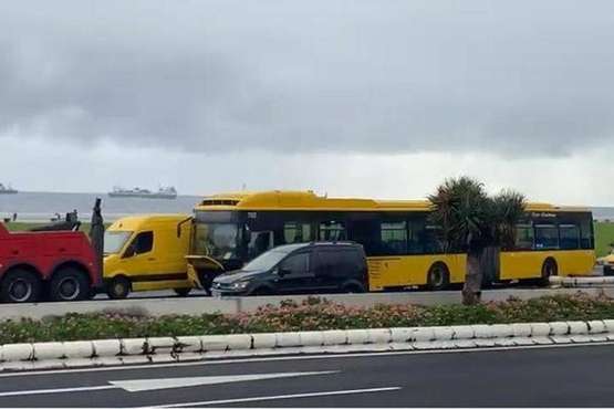 Cuatro heridos tras salirse de la vía una guagua en la avenida marítima de la capital grancanaria/TA y Policía Local de LPGC.