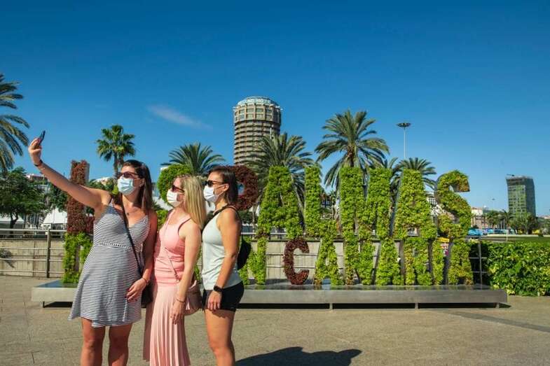 Unas turistas se fotografían en la capital grancanaria / Nacho González Oramas