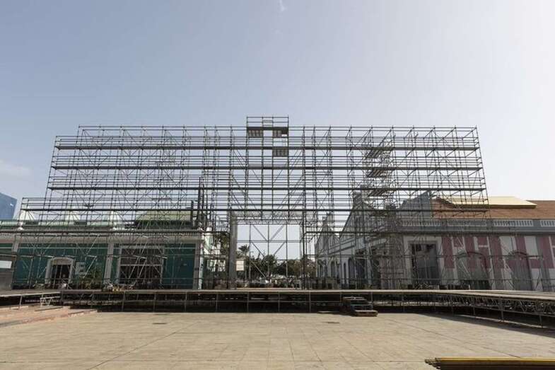 Imagen del montaje del escenario del Carnaval en el Parque de Santa Catalina / @lpacarnaval Quique Curbelo