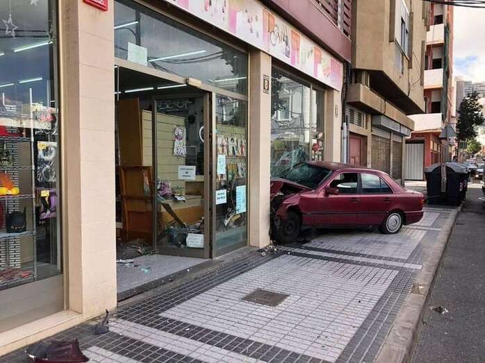 El coche empotrado en el escaparate/TA.