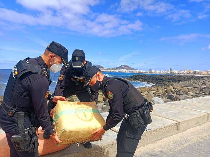 Los agentes con el fardo hallado/TA.