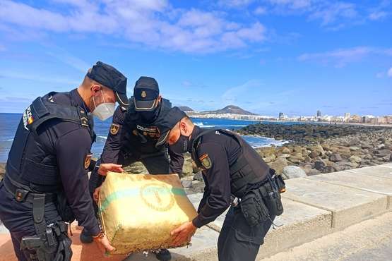 Encuentran un segundo fardo de droga en la playa de Las Canteras/TA.