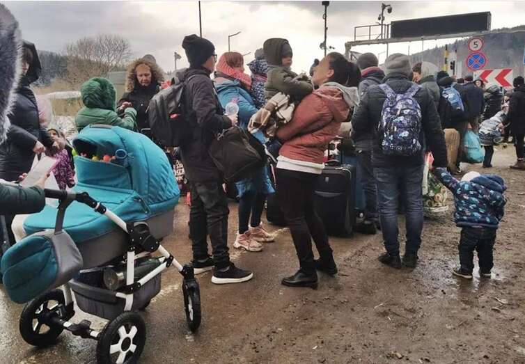 Familias forman cola para pasar la frontera huyendo de Ucrania/TA.