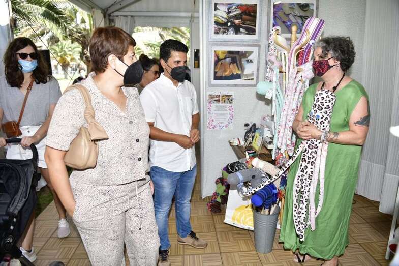 La consejera insular de Artesanía, la teldense Minerva Alonso, ayer en la inauguración de la Feria de Artesanía Primavera Sur/TA.