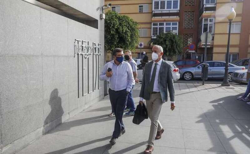 Francisco Atta, junto a su abogado, José María Guerra, el día en que fue a declarar/C7.