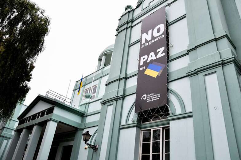Imagen de la pancarta desplegada en la sede institucional de la ULPGC / TA