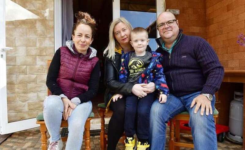 Josefina y Eliezer arropan a Anastasia y Mateo, hija y nieto de Gregory, para quien, 20 años después, Valsequillo sigue siendo un refugio seguro/Arcadio Suárez.