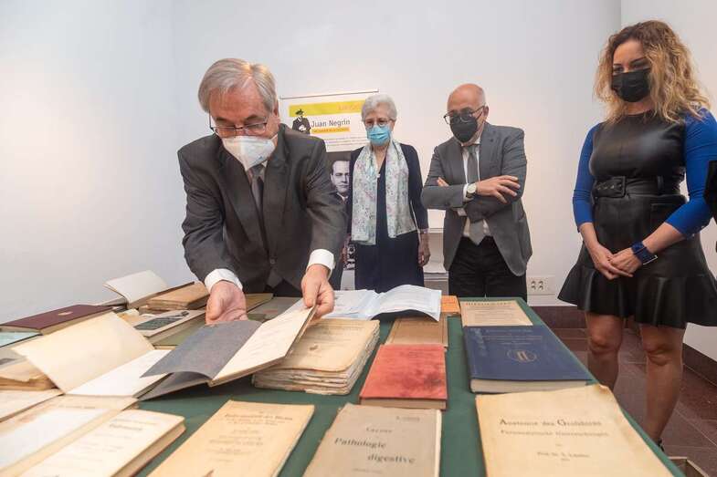 La nieta del político y científico grancanario afirma que todavía quedan en poder varios miles de tomos que serán entregados en su mayoría al Cabildo / TA