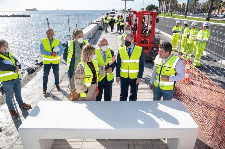 El presidente del Gobierno de Gran Canaria, Antonio Morales, y el alcalde de Las Palmas de Gran Canaria, Augusto Hidalgo, han sido testigos hoy de la colocación de los primeros elementos del nuevo mobiliario urbano/TA.