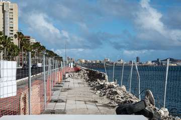 Más de un millón de euros del Cabildo renuevan los bancos y el muro de la Avenida Marítima de la capital grancanaria/TA.