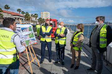 Más de un millón de euros del Cabildo renuevan los bancos y el muro de la Avenida Marítima de la capital grancanaria/TA.