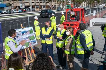 Más de un millón de euros del Cabildo renuevan los bancos y el muro de la Avenida Marítima de la capital grancanaria/TA.