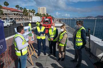 Más de un millón de euros del Cabildo renuevan los bancos y el muro de la Avenida Marítima de la capital grancanaria/TA.