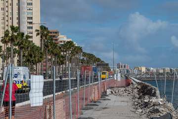 Más de un millón de euros del Cabildo renuevan los bancos y el muro de la Avenida Marítima de la capital grancanaria/TA.