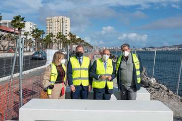 Más de un millón de euros del Cabildo renuevan los bancos y el muro de la Avenida Marítima de la capital grancanaria/TA.