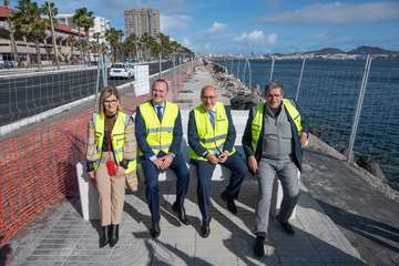 Más de un millón de euros del Cabildo renuevan los bancos y el muro de la Avenida Marítima de la capital grancanaria/TA.