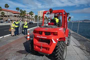 Más de un millón de euros del Cabildo renuevan los bancos y el muro de la Avenida Marítima de la capital grancanaria/TA.