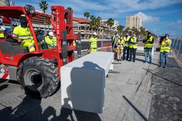 Más de un millón de euros del Cabildo renuevan los bancos y el muro de la Avenida Marítima de la capital grancanaria/TA.